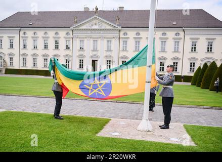 Berlin, Germany. 16th May, 2023. The flag of the Federal Democratic Republic of Ethiopia is taken down by President Steinmeier at Bellevue Palace after the accreditation of Ambassador Beyene Ayana. Credit: Annette Riedl/dpa/Alamy Live News Stock Photo