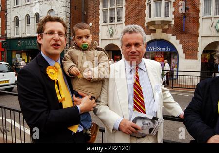 Photograph of Martin Bell, veteran war correspondent and former MP, with Liberal Democrat candidate Gavin Stollar, and nephew Aaron aged 2, on the 2005 general election campaign trail in Brentwood High St., Essex. Stock Photo