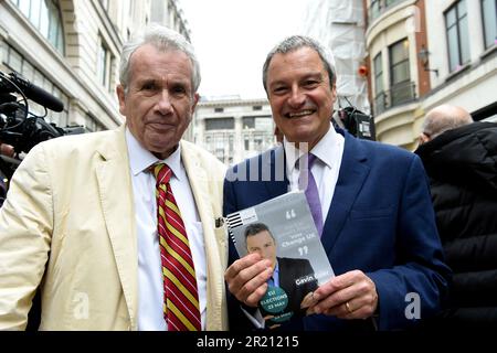 Photograph of Martin Bell with Gavin Esler, a former BBC news journalist, as they and other MEP candidates canvas members of the public in Argyll Street near Oxford Circus in central London. Stock Photo