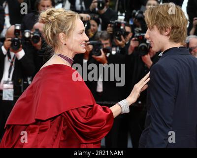 May 16, 2023, Cannes, Cote d'Azur, France: UMA THURMAN and her son LEVON ROAN THURMA HAWKE attend the screening of 'Jeanne du Barry' and Opening Ceremony red carpet for the 76th Annual Cannes Film Festival at Palais des Festivals on May 16, 2023 in Cannes, France (Credit Image: © Mickael Chavet/ZUMA Press Wire) EDITORIAL USAGE ONLY! Not for Commercial USAGE! Stock Photo