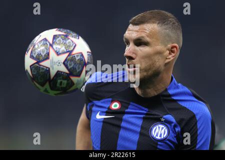 Mailand, Italy. 16th May, 2023. Soccer: Champions League, Inter Milan - AC Milan, knockout round, semifinals, second legs, Stadio Giuseppe Meazza. Inter's Edin Dzeko has his eye on the ball. Credit: Oliver Weiken/dpa/Alamy Live News Stock Photo