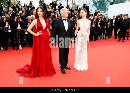 Carys Zeta Douglas debutta sul tappeto rosso di Cannes e ci