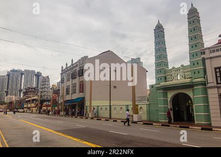 SINGAPORE, SINGAPORE - DECEMBER 17, 2019: Sri Mariamman Temple and Masjid Jamae (Chulia) mosque in Singapore Stock Photo