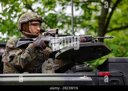 (dpa) - A soldier of the Infantry School of the German Bundeswehr with ...