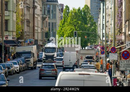 Fahrzeuge blockieren den Verkehr in zweiter Reihe , Lieferverkehr, Oranienstrasse , Kreuzberg, Berlin, Kreuzberg Stock Photo