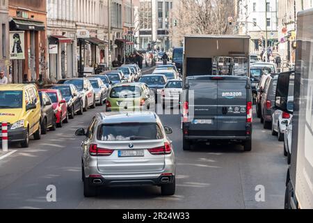 Fahrzeuge blockieren in zweiter Reihe auf der Oranienstrasse in Kreuzberg den Verkehr, Berlin, Kreuzberg Stock Photo
