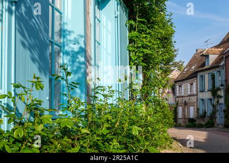 Gerberoy is ont of the most beautiful village of France - Man walking in the street | Gerberoy avec ses rues pavees typiques, ses toitures de tuiles r Stock Photo