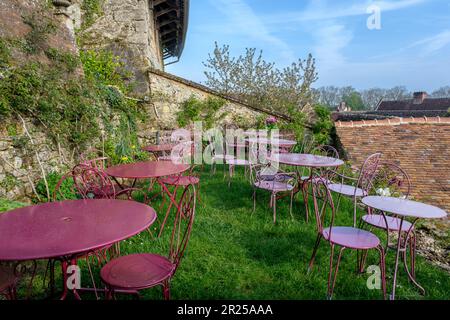 Gerberoy is ont of the most beautiful village of France - Man walking in the street - Empty terrace| Gerberoy avec ses rues pavees typiques, ses toitu Stock Photo