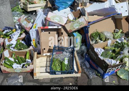 GERMANY, Hamburg, food waste at market end / DEUTSCHLAND, Hamburg, Fischmarkt, unverkaufte Nahrungsmittel gehen in den Müll nach Marktende