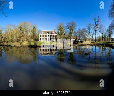 Manor house Oud Amelisweerd at the bank of the river Kromme Rijn *** Local Caption ***  Bunnik,  Utrecht, Netherlands, house, water, trees, winter, Stock Photo