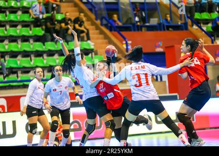 Amina Atef Haggag of Al Ahly and Moknine defenders during the 2023 women African Handball confederation match between Al Ahly Dames and Moknine of Tunisia in Cairo, Egypt. Stock Photo