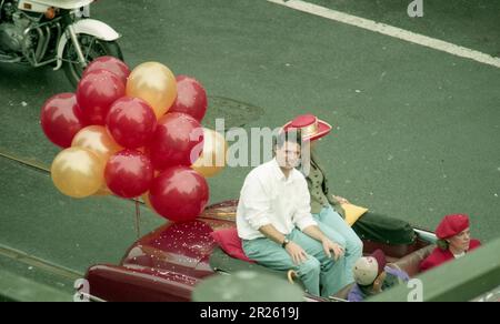 Deion Sanders competing for the San Francisco 49ers at the 1995 Superbowl  Stock Photo - Alamy