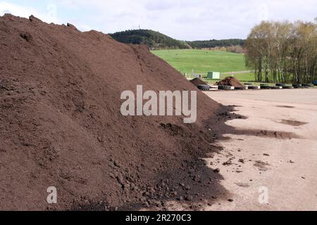 Abfallwirtschaftszentrum des Kreis Euskirchen - mit Radlader aufgeschüttete Komposthaufen, Nordrhein-Westfalen,Deutschland, Mechernich Stock Photo