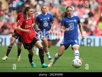 L-R Hannah Blundell of Manchester United Women and Chelsea Women Melanie Leupolz during Vitality Women's FA Cup Final soccer match between Chelsea Wom Stock Photo