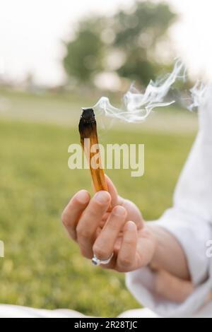 Palo santo stick smoldering en soporte sobre mesa de madera Fotografía de  stock - Alamy