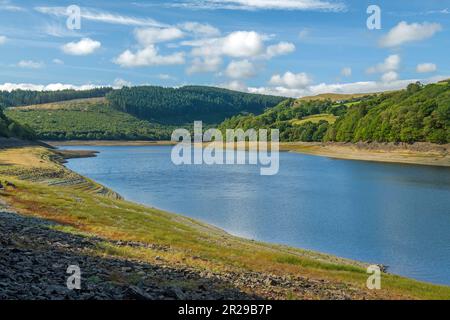 Looking down along the Garreg Ddu Reservoir in the Elan Valley in Powys on a sunny September morning Stock Photo
