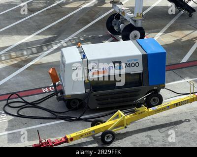 United States. 25th July, 2022. United Airlines electric battery Ground Power Unit from ITW GSE, used to power airplanes on the ground as a emissions-free alternative to diesel ground power units at San Francisco International Airport (SFO), San Francisco, California, July 25, 2022. Photo courtesy Sftm. (Photo by Gado/Sipa USA) Credit: Sipa USA/Alamy Live News Stock Photo