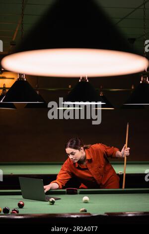Billiard game online training course, woman playing billiards
