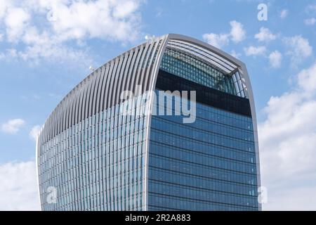 London, England-August 2022; View of the top of the glass and steel skyscraper at Fenchurch Street nicknamed The Walkie-Talkie Stock Photo