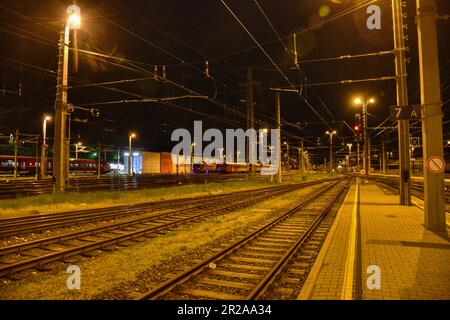 Villach, Bahnhof, Bahnsteig, Bahnsteige, Nacht, Hauptbahnhof, Gleis, Gleise, Schienen, Lampen, Beleuchtung, Signal, Signale, Zug, Züge, abgestellt, Tr Stock Photo