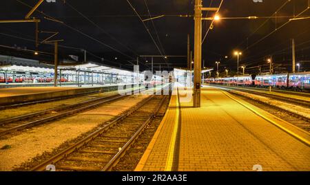 Villach, Bahnhof, Bahnsteig, Bahnsteige, Nacht, Hauptbahnhof, Gleis, Gleise, Schienen, Lampen, Beleuchtung, Signal, Signale, Zug, Züge, abgestellt, Tr Stock Photo