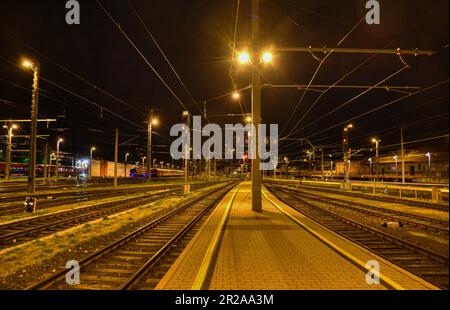 Villach, Bahnhof, Bahnsteig, Bahnsteige, Nacht, Hauptbahnhof, Gleis, Gleise, Schienen, Lampen, Beleuchtung, Signal, Signale, Zug, Züge, abgestellt, Tr Stock Photo