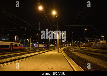 Villach, Bahnhof, Bahnsteig, Bahnsteige, Nacht, Hauptbahnhof, Gleis, Gleise, Schienen, Lampen, Beleuchtung, Signal, Signale, Zug, Züge, abgestellt, Tr Stock Photo