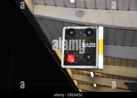 Villach, Bahnhof, Bahnsteig, Bahnsteige, Nacht, Hauptbahnhof, Gleis, Gleise, Schienen, Lampen, Beleuchtung, Signal, Signale, Zug, Züge, abgestellt, Tr Stock Photo