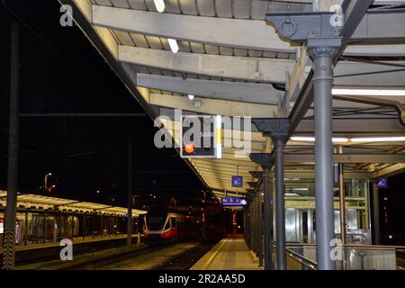 Villach, Bahnhof, Bahnsteig, Bahnsteige, Nacht, Hauptbahnhof, Gleis, Gleise, Schienen, Lampen, Beleuchtung, Signal, Signale, Zug, Züge, abgestellt, Tr Stock Photo