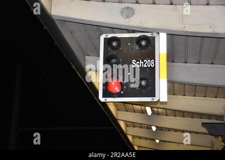 Villach, Bahnhof, Bahnsteig, Bahnsteige, Nacht, Hauptbahnhof, Gleis, Gleise, Schienen, Lampen, Beleuchtung, Signal, Signale, Zug, Züge, abgestellt, Tr Stock Photo