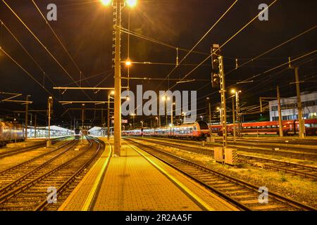 Villach, Bahnhof, Bahnsteig, Bahnsteige, Nacht, Hauptbahnhof, Gleis, Gleise, Schienen, Lampen, Beleuchtung, Signal, Signale, Zug, Züge, abgestellt, Tr Stock Photo