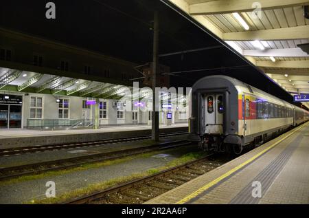 Villach, Bahnhof, Schild, Information, Stationsname, Orientierung, Gleisnummer, Navigation, Richtung, Weg, Bahnsteig, Bahnsteige, Nacht, Hauptbahnhof, Stock Photo