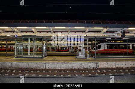 Villach, Bahnhof, Schild, Information, Stationsname, Orientierung, Gleisnummer, Navigation, Richtung, Weg, Bahnsteig, Bahnsteige, Nacht, Hauptbahnhof, Stock Photo