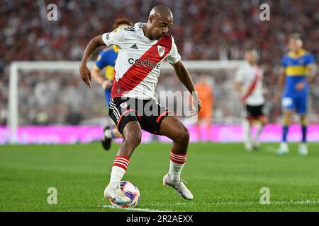 Nicolas De La Cruz of River Plate, left, looks as Walter Bou of Velez  Sarsfield heads the ball during a Copa Libertadores round of sixteen,  second leg soccer match at Monumental stadium