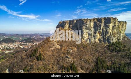 Aerial view of the Pietra di Bismantova, a characteristic mountain of the Reggio Apennines, located in the municipality of Castelnovo ne' Monti. Stock Photo