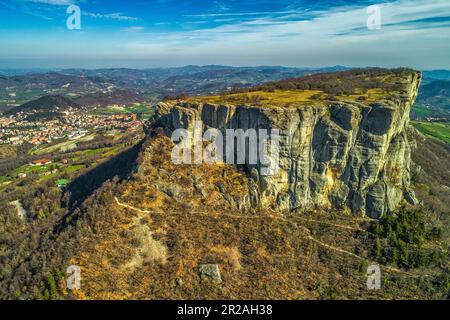 Aerial view of the Pietra di Bismantova, a characteristic mountain of the Reggio Apennines, located in the municipality of Castelnovo ne' Monti. Stock Photo