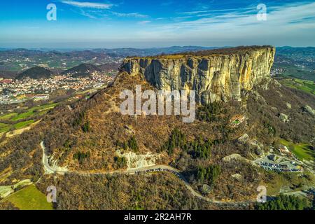 Aerial view of the Pietra di Bismantova, a characteristic mountain of the Reggio Apennines, located in the municipality of Castelnovo ne' Monti. Stock Photo