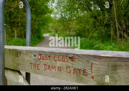 An impolite request to shut a gate on the sett valley trail, Derbyshire Stock Photo