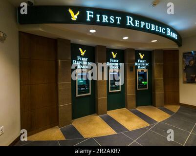 First Republic Bank ATM lobby in Rockefeller Center in New York on Sunday, April 30, 2023. The auction is on for First Republic Bank with FDIC accepting bids from JPMorgan Chase, PNC and Bank of America. (© Richard B. Levine) Stock Photo