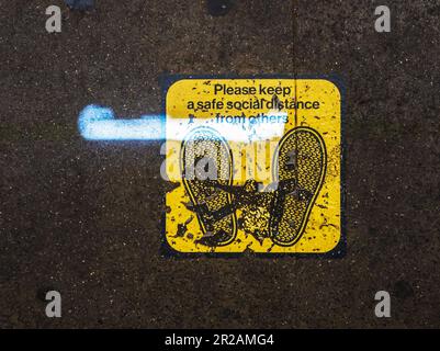 A worn social distancing sticker on the floor of a platform in the subway in New York on Sunday, May 14, 2023. The stickers were originally applied in 2020 during the pandemic. (© Richard B. Levine) Stock Photo