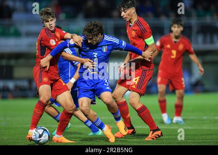 Budapest, Hungary. May 18, 2023, UEFA European Under-17 Championship Finals 2023 BUDAPEST, HUNGARY - MAY 18:  Matteo Cocchi of Italy in action against Jon Martin of Spain and Alejandro Granados of Spain during the UEFA European Under-17 Championship Finals 2023 Group B match between Italy and Spain at BSC Stadium on May 18, 2023 in Budapest, Hungary. Photo by, Kredit: Gabriella Barbara - Alamy Live News Stock Photo