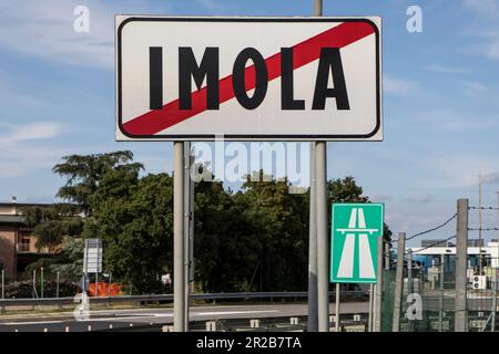 Imola, Italy. May 18th 2023. Formula 1 Qatar Airways Emilia Romagna Grand Prix at Autodromo Enzo e Dino Ferrari, Italy cancelled due to the flooding in the Emilia-Romagna region. Pictured:  End of Imola sign    © Piotr Zajac/Alamy Live News Stock Photo