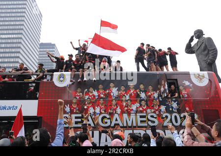 May 19, 2023, Senayan, Jakarta, Indonesia: ISUDIRMAN, JAKARTA, MAY - 19 : Residents give congratulations to all contingent athletes who excel at the 2023 SEA Games during a victorious parade on Jalan Sudirman, Jakarta, on May 19 2023. The Indonesian contingent at the 2023 SEA Games won a total of 87 gold medals, 80 silver medals, and 109 bronze. The Ministry of Youth and Sports (Kemenpora) appreciates the achievements of Indonesian athletes at the 2023 SEA Games by celebrating this success with a champion parade. (Credit Image: © Dasril Roszandi/ZUMA Press Wire) EDITORIAL USAGE ONLY! Not for C Stock Photo