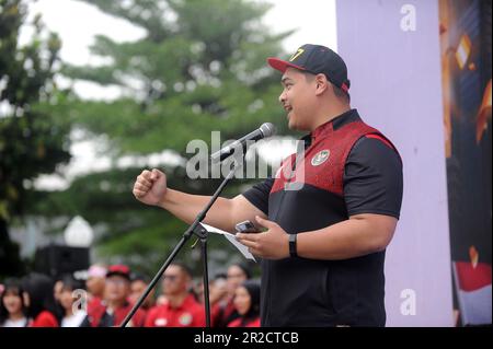 May 19, 2023, Senayan, Jakarta, Indonesia: Indonesian youth sports minister Dito Ariotedjo gave his appreciation to all contingent athletes who excel at the 2023 SEA Games before taking part in the victory parade on Jalan Sudirman, Jakarta, on May 19 2023. The Indonesian contingent at the 2023 SEA Games won a total of 87 gold, 80 silver and 109 bronze medals. The Ministry of Youth and Sports (Kemenpora) appreciates the achievements of Indonesian athletes at the 2023 SEA Games by celebrating this success with a champion parade. (Credit Image: © Dasril Roszandi/ZUMA Press Wire) EDITORIAL USAGE O Stock Photo