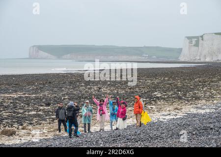 East Dean, May 12th 2023: Tourists on the beach at Birling Gap Stock Photo