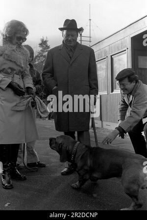 ARCHIVE PHOTO: The SPD turns 160 on May 23, 2023, Willy BRANDT, Germany, politician, SPD, Federal Chancellor, takes a walk in the forest, with his wife Rut, on the right who later revealed to be a spy, agent Guenter GUILLAUME, he strokes the dog Bastian, whole figure, full body, portrait format, black and white photo, November 25th, 1973. ?SVEN SIMON#Prinzess-Luise-Strasse 41#45479 Muelheim/R uhr #tel. 0208/9413250#fax. 0208/9413260# Postgiro Essen No. 244 293 433 (BLZ 360 100 43)# www.SvenSimon.net. Stock Photo