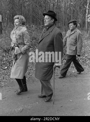 ARCHIVE PHOTO: The SPD turns 160 on May 23, 2023, Willy BRANDT, Germany, politician, SPD, Federal Chancellor, takes a walk in the forest, with his wife Rut, in the background the personal speaker Guenter GUILLAUME, later revealed to be a spy, agent, whole Figure, full body, portrait format, sideways, black and white photo, November 25th, 1973. ?SVEN SIMON#Prinzess-Luise-Strasse 41#45479 Muelheim/R uhr #tel. 0208/9413250#fax. 0208/9413260# Postgiro Essen No. 244 293 433 (BLZ 360 100 43)# www.SvenSimon.net. Stock Photo