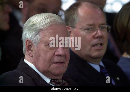 ARCHIVE PHOTO: The SPD turns 160 on May 23, 2023, 01SN HSCHMIDT.JPG Helmut SCHMIDT, Germany, former Federal Chancellor, politician, SPD, in the background Peer STEINBRUECK, Prime Minister of North Rhine-Westphalia, May 29, 2003. ?SVEN SIMON#Huyssenallee 40-42 #45128 Essen #tel.0201/234556 fax:0201/234539 Account 1428150 Commerzbank Essen BLZ 36040039 www.photopool.de. Stock Photo