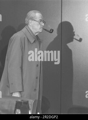 ARCHIVE PHOTO: The SPD turns 160 on May 23, 2023, POLITICS: Herbert WEHNER, Germany, SPD, half-length, casts a shadow ?SVEN SIMON#Huyssenallee 40-42 #45128 Essen#tel.0201/234556 fax:0201/234539 Kto .1428150 Commerzbank Essen BLZ 36040039 Image can be transmitted digitally in color via Leonardo Pro, or APIS ONLINE at 089 455022 62. Stock Photo