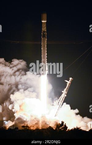 A SpaceX Falcon 9 rocket launches the next batch of 22 Starlink ...